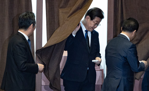 이재명 더불어민주당 대표가 27일 오후 서울 여의도 국회에서 열린 제403회 국회(임시회) 제8차 본회의에서 자신의 체포동의안에 대한 무기명 투표를 마친 후 기표소를 나오고 있다. 2023.2.27/뉴스1 ⓒ News1