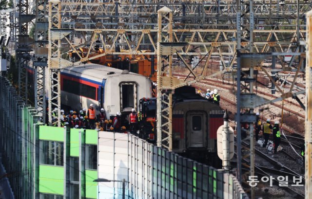지난해 11월 7일 오전 서울 영등포역에서 코레일 관계자들이 열차 복구 작업을 하고 있다. 송은석 기자 silverstone@donga.com