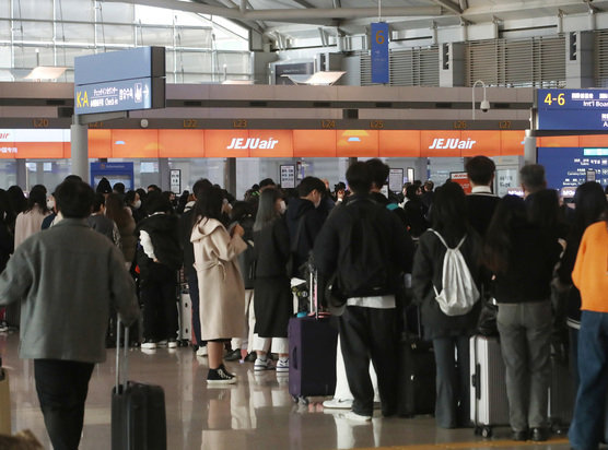 인천공항에서 일본으로 향하는 승객들이 탑승수속을 하기 위해 줄 서 기다리고 있다. 2023.2.23 뉴스1