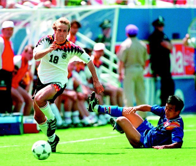 한국 축구대표팀 새 사령탑으로 선임된 위르겐 클린스만(왼쪽)이 1994년 미국 월드컵 조별리그 3차전 한국과의 경기에 독일 
공격수로 출전해 수비수 최영일을 따돌리고 질주하고 있다. 클린스만은 한국전에서 두 골을 넣으며 독일의 3-2 승리를 이끌었다. 
게티 이미지 코리아