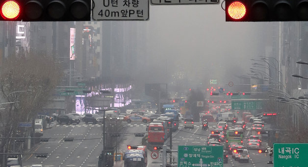 13일 오후 서울 강남구 논현역 인근에서 바라본 강남대로가 짙은 안개에 덮여 있다. 2023.1.13/뉴스1