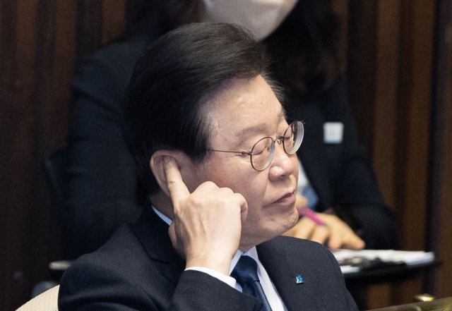이재명 더불어민주당 대표가 27일 오후 서울 여의도 국회에서 열린 제403회 국회(임시회) 제8차 본회의에서 한동훈 법무부 장관의 체포동의요청 이유 설명을 들으며 귀를 만지고 있다. 2023.2.27. 뉴스1