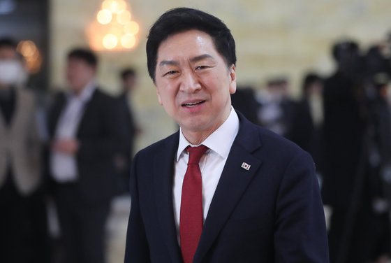 김기현 국민의힘 당대표 후보가 27일 서울 여의도 국회에서 열린 본회의에서 참석하고 있다. 2023.2.27/뉴스1