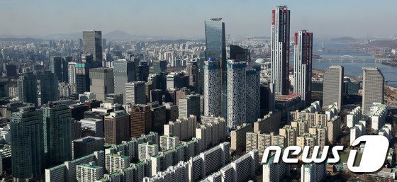 21일 서울 여의도 63빌딩전망대에서 바라본 영등포구 여의도에 상업·업무용 빌딩이 밀집돼있다. 2023.2.21 뉴스1