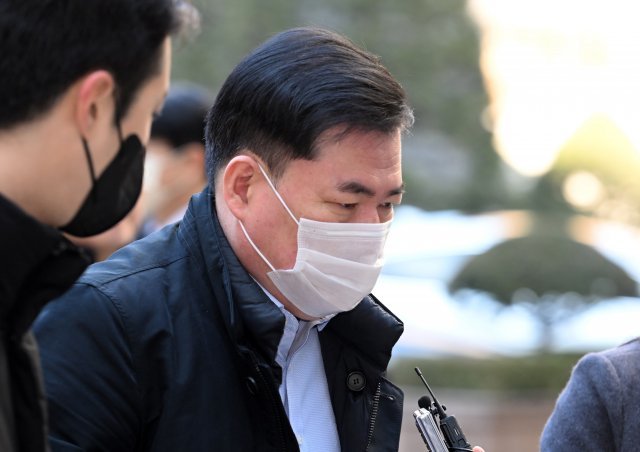 유동규 전 성남도시개발공사 사장 직무대리가 27일 오전 서울 서초구 서울중앙지방법원에서 열린 대장동 개발 사업 로비·특혜 의혹 관련 1심 속행공판에 출석하고 있다. 2023.2.27. 사진공동취재단