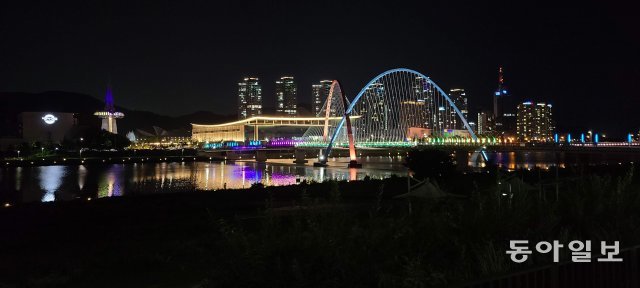 대전 엑스포과학공원과 엑스포다리 , 한빛탑 등이 어우러진 대전갑천변 일대가 2023 국제명소형 야간관광특화도시로 선정됐다. 이기진 기자