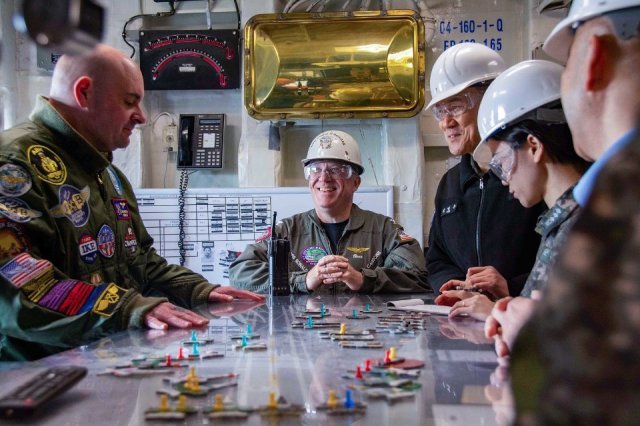 김명수 해군 작전사령관(왼쪽에서 세 번째)이 22일 일본 요코스카 기지에 정박 중인 미 해군의 로널드 레이건 핵추진 항공모함(CVN-76)에 승선해 함교의 전투기 이착륙 지휘센터를 둘러보고 있다. 출처 미 7함대 SNS