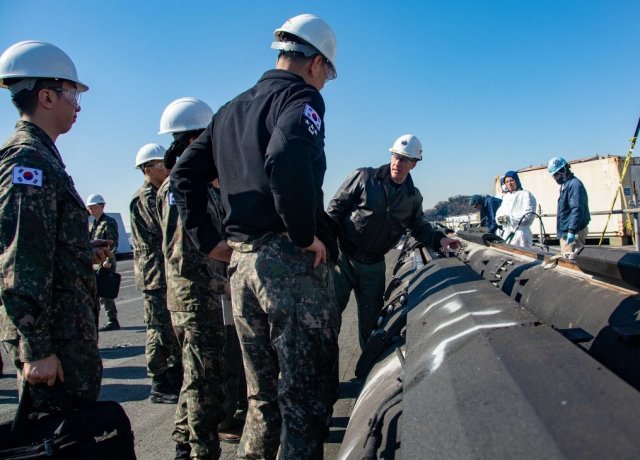 김명수 해군 작전사령관(왼쪽에서 두번째)이 22일 일본 요코스카 기지에 정박중인 미 해군의 로널드레이건 핵추진 항공모함(CVN-76)에 승선해  갑판의 구조물을 살펴보고 있다. 출처 미 7함대 SNS