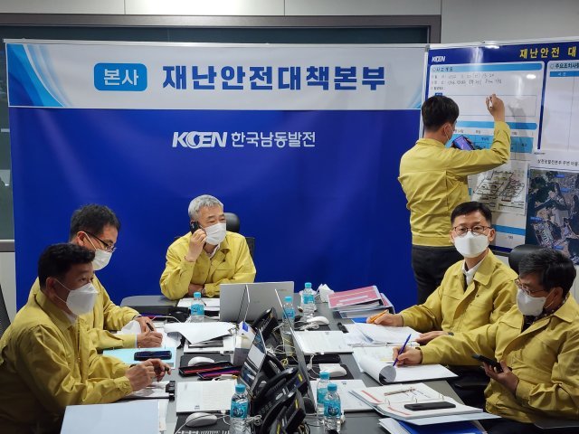 지난해 11월 진행된 2022년 재난대응 안전한국훈련에서 김회천 사장(완쪽 세번째) 등 남동발전 임직원들이 재난 안전훈련을 하고 있다.