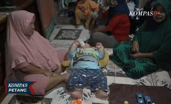 10세 이상의 초등학생 옷을 입거나 아빠 옷을 입는 켄지. (인도네시아 콤파스TV)