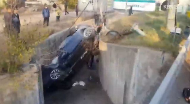 지난해 12월 6일 강원 강릉시 홍제동의 한 도로에서 60대 여성이 운전하던 승용차가 갑자기 굉음을 내며 질주하다 지하통로에 추락하는 사고가 발생했다. KBS뉴스 방송화면 캡처