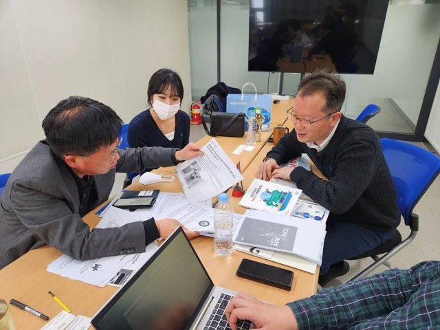 펫나우 임준호 대표(우)와 해외 시장 진출 전략을 점검하는 코트라 김경철 위원(왼쪽), 문혜령 대리(가운데), 출처: IT동아