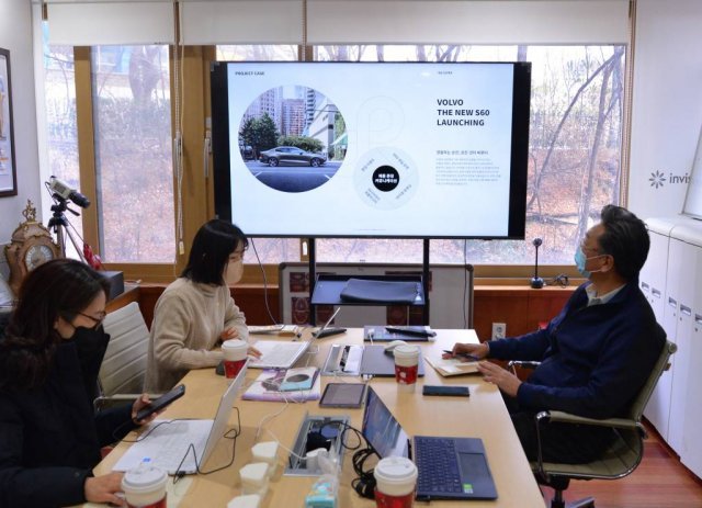 지난 2022년 12월, 서울 강남에 위치한 이노디테크 사무실에서 대화를 나누고 있는 스케일업 미팅 모습, 출처: IT동아
