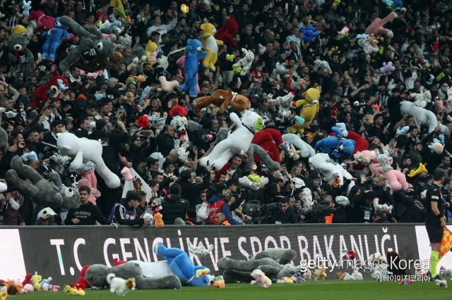 26일(현지시간) 튀르키예 이스탄불의 보다본 경기장에 수천 개의 인형이 쏟아졌다. ⓒ(GettyImages)/코리아