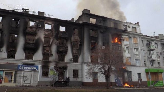 러시아의 공격으로 불타는 바흐무트 건물. 뉴시스