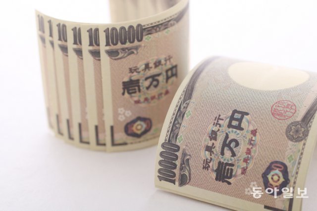 일본 시장금리, 오를 일만 남았다? 일본 투자자들이 해외 채권을 팔아 엔화 현금 보유를 늘리고 있다. 게티이미지