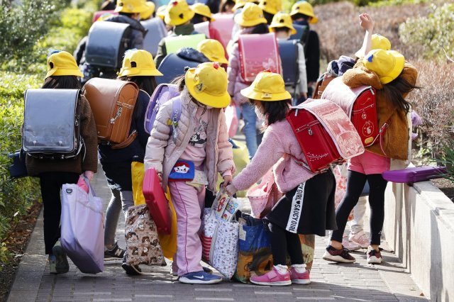 학교에 등교하는 일본 초등학생들. (사진은 특정 내용과 관계 없음)  뉴시스
