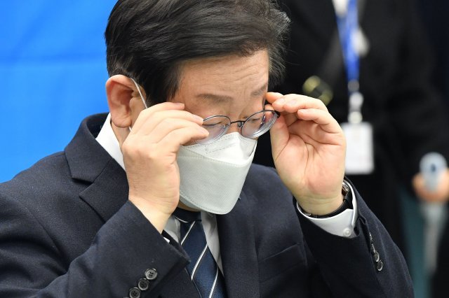 이재명 더불어민주당 대표가 지난달 28일 오전 서울 은평구 수색초등학교에서 열린 학교 급식노동자 폐암 진단 관련 민생현장 방문 간담회에 참석해 안경을 고쳐쓰고 있다. 뉴스1