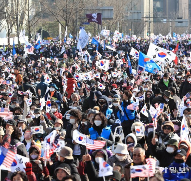 1일 서울 종로구에서 열린 자유통일당 ‘삼일절 천만 국민대회’에서 참가자들이 태극기와 성조기를 들고 구호를 외치고 있다. 이날 
도심 곳곳에서 집회가 동시다발적으로 열려 극심한 교통 혼잡이 빚어졌다. 김재명 기자 base@donga.com