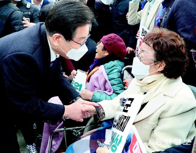 더불어민주당 이재명 대표(왼쪽)가 1일 서울광장에서 열린 ‘제104주년 3·1절 범국민대회’에 참석한 일본군 위안부 피해자 이용수 할머니와 악수를 나누고 있다. 김재명 기자 base@donga.com