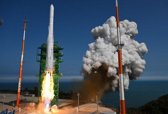 순수 국내기술로 제작된 한국형 최초 우주발사체 ‘누리호’(KSLV-Ⅱ)‘가 21일 전남 고흥군 나로우주센터에서 발사되고 있다. 누리호는 두번째 도전 끝에 발사에 성공했으며 이로써 우리나라는 세계 7번째로 1500kg급 실용 위성을 지구 저궤도(600~800㎞)에 수송할 수 있는 능력을 확보한 국가가 됐다. 2022.6.21/뉴스1
