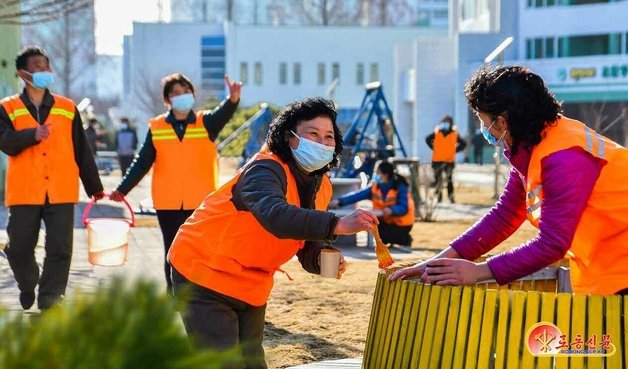 북한 노동당 기관지 노동신문은 2일 “3월이면 어디서나 생산문화, 생활문화사업이 본격적으로 진행된다”면서 “겨울을 난 흔적을 말끔히 가시고 보다 문화적인 사업에 각지의 일꾼들과 근로자들이 한사람 같이 떨쳐나섰다”라고 보도했다. (평양 노동신문=뉴스1)