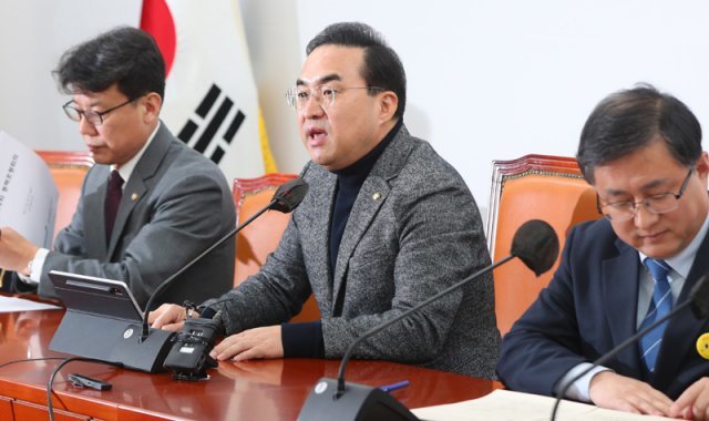 더불어민주당 박홍근 원내대표(가운데)가 2일 서울 여의도 국회에서 정책조정회의에서 발언하고 있다. 뉴시스
