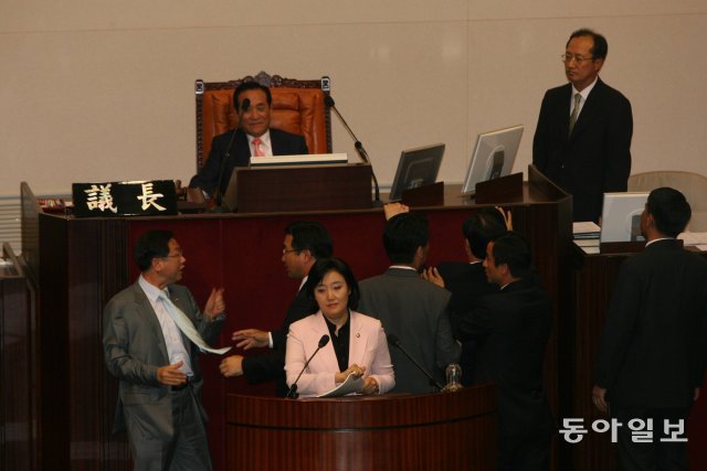 2007년 6월 당시 열린우리당 의원이었던 박영선 전 장관이 국회 대정부질문에서 BBK 주가조작 의혹을 제기하자 한나라당 의원들이 항의하고 있다. 동아일보DB