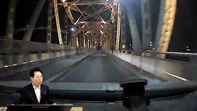 충남 공주시의 한 다리에서 뛰어내리려는 남성을 붙잡고 끌어내리는 시민들. (유튜브 ‘한문철TV’ 갈무리)