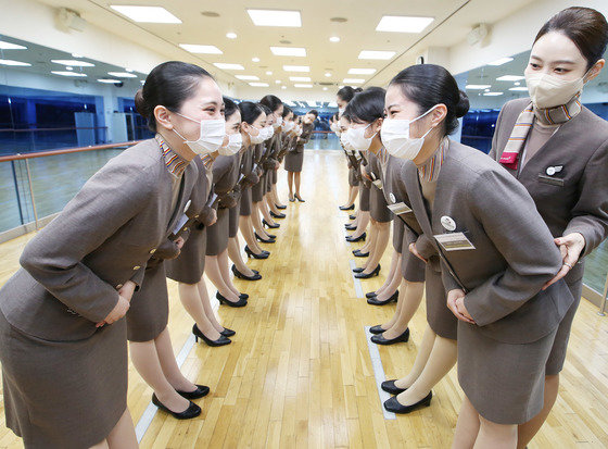 17일 서울 강서구 아시아나항공 교육훈련동에서 열린 일본 대학생 ‘승무원 체험과정’에서 일본 오키나와 인터내셔널 리조트 칼리지 학생들이 ‘인사하기’ 연습하고 있다. 아시아나항공 제공