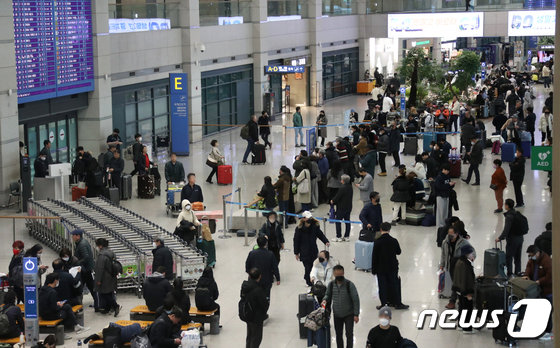 지난 2월10일 해외 여행객들로 북적이는 인천국제공항 1터미널 입국장 모습. /뉴스1 ⓒ News1