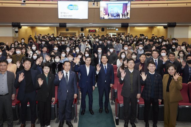 2일 오전 수원시청 대강당에서 열린 제5회 도․시군 합동 타운홀미팅 수원시 공직자 대상 초청 강연 행사에서 김동연 경기도지사가 이재준 수원시장 등 참석자들과 기념 촬영을 하고 있다. 경기도 제공