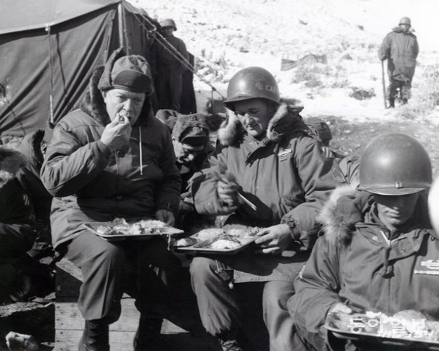 1952년 한국전쟁 중에 방문한 드와이트 아이젠하워 대통령이 최전방에서 미군들과 식사하는 모습. 드와이트 아이젠하워 대통령 도서관 홈페이지