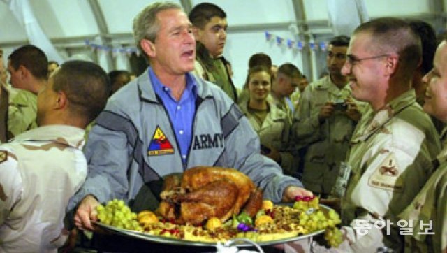 2003년 추수감사절 때 이라크를 방문해 미군들에게 칠면조 고기를 나르는 조지 W 부시 대통령. 조지 W 부시 대통령 센터 홈페이지