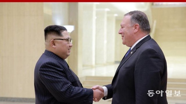2018년 북한을 방문해 김정은 국무위원장과 만나는 마이크 폼페이오 미국 국무장관. 백악관 홈페이지