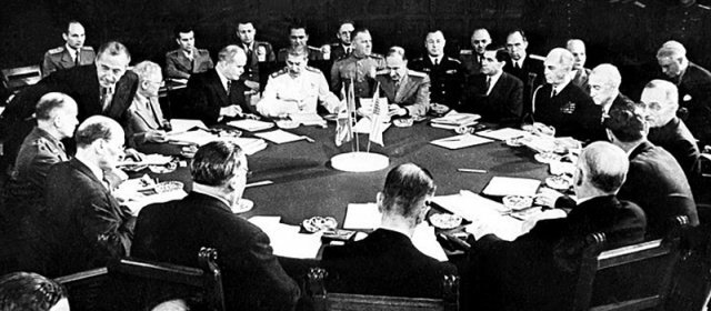 1945년 7월 독일 포츠담에서 미국, 영국, 소련 등 연합국 정상들이 만나 제2차 세계대전의 처리를 논의하는 모습. 사진 출처 위키피디아