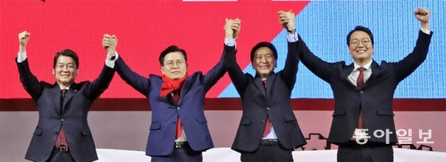 국민의힘 당 대표 후보들이 2일 경기 고양체육관에서 열린 마지막 합동연설회에서 손을 맞잡은 채 당원들에게 인사하고 있다. 4∼7일
 선거인단 투표 뒤 8일 전당대회에서 과반 득표자가 없을 경우 결선투표를 거쳐 12일 당 대표가 확정된다. 왼쪽부터 안철수 황교안
 김기현 천하람 당 대표 후보. 고양=이훈구 기자 ufo@donga.com