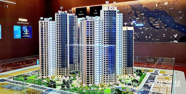 지난달 21일 기자 설명회가 열린 서울 영등포구 양평동 영등포자이 디그니티 본보기집 내부에 있는 단지 모형도. 송진호 기자 jino@donga.com