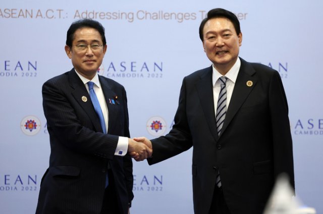 윤석열 대통령(오른쪽)과 기시다 후미오 일본 총리가 지난해 11월 13일(현지 시간) 캄보디아 프놈펜에서 열린 동남아시아국가연합 회의에서 악수하고 있다. 2022.11.13 프놈펜=뉴시스