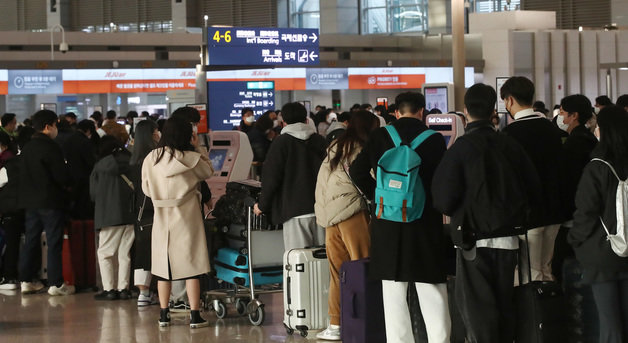 인천공항에서 일본으로 향하는 승객들이 탑승수속을 하기 위해 줄 서 기다리고 있다. 2023.2.23/뉴스1