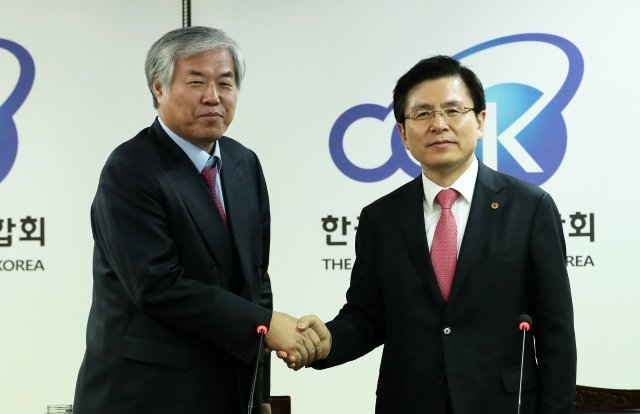 황교안 당 대표 후보(오른쪽)과 전광훈 사랑제일교회 목사. 2019.3.20. 뉴스1