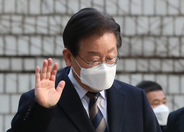 제20대 대통령 선거 과정에서 허위 발언을 한 혐의로 재판에 넘겨진 이재명 더불어민주당 대표가 3일 오전 서울 서초구 서울중앙지방법원에서 열린 1차 공판에 출석하고 있다. 2023.03.03. 뉴시스