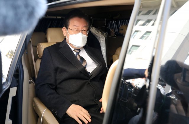 제20대 대통령 선거 과정에서 허위 발언을 한 혐의로 재판에 넘겨진 이재명 더불어민주당 대표가 3일 오전 서울 서초구 서울중앙지방법원에서 열린 1차 공판에 출석하고 있다. 2023.03.03. 뉴시스