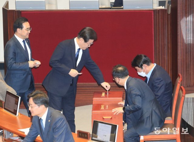 2월 27일 서울 국회 본회의장에서 민주당 이재명 대표가 자신의 체포동의안에 투표를 하고 있다. 이 대표 뒤는 박홍근 원내대표. 투표결과는 부결됐다. 김재명 기자 base@donga.com