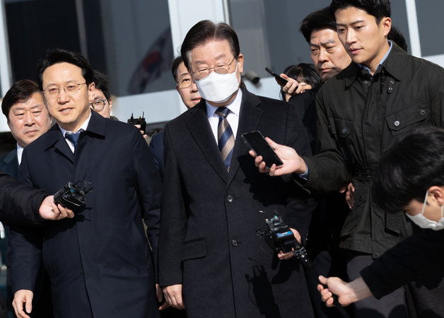 이재명 민주당 대표가 3일 국회에서 열린 최고위원회의를 마친 후  재판을 받기 위해 차량으로 향하고 있다. 2023.3.3. 뉴스1