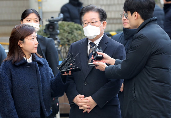 공직선거법 위반 혐의를 받고 있는 이재명 더불어민주당 대표가 3일 서울 서초구 서울중앙지방법원에서 속개된 오후 공판에 출석하며 취재진 질의에 답하고 있다. 2023.3.3/뉴스1 ⓒ News1