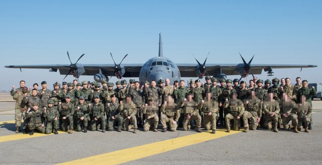 김승겸 합동참모본부 의장이 27일 한미 연합 특수작전훈련 현장을 찾아 한미 특수전 장병들과 AC-130J 항공기 앞에서 ‘결전준비’ 의지를 다지며 기념촬영을 하고 있다. (사진=합동참모본부 제공)