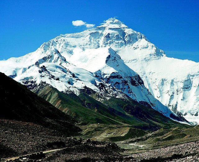 세계 최고봉들에 도전하는 일은 명예와 인기를 가져다주지만 높은 산에는 이를 훨씬 뛰어넘어 목숨을 걸 만한 매혹이 있다고 산악인들은 말한다. 세계 최고봉인 히말라야의 에베레스트 산. 사진 출처 위키피디아