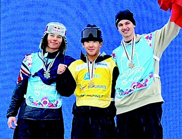 3일 조지아 바쿠리아니에서 열린 국제스키연맹(FIS) 스노보드 세계선수권대회에서 우승을 차지한 뒤 시상대에 선 이채운(가운데). 사진 출처 FIS스노보드 트위터