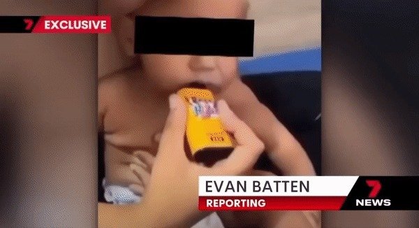 아기에게 전자담배를 물리고 즐거워하는 가족들. (호주 7뉴스)